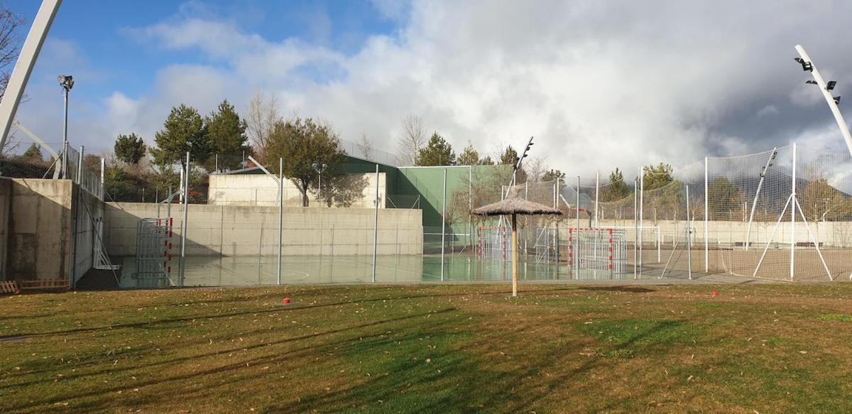 Chalet Adosado Entero, Bbq Y Piscina Comunitaria Sabiñánigo Eksteriør bilde