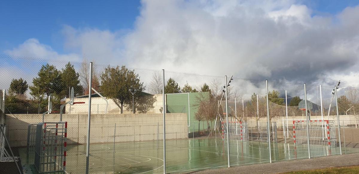 Chalet Adosado Entero, Bbq Y Piscina Comunitaria Sabiñánigo Eksteriør bilde