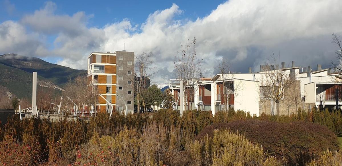 Chalet Adosado Entero, Bbq Y Piscina Comunitaria Sabiñánigo Eksteriør bilde