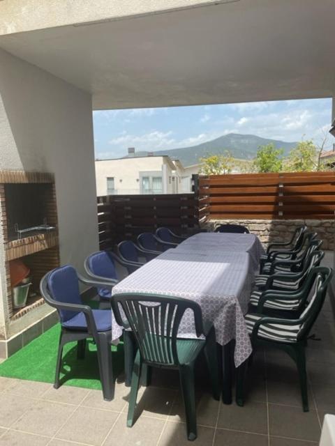Chalet Adosado Entero, Bbq Y Piscina Comunitaria Sabiñánigo Eksteriør bilde